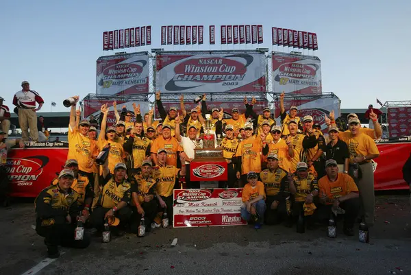 NASCAR Şampiyonu, MATT KENSETH, Homestead Miami Yarış Pisti 'nde NASCAR Şampiyonasını kazandıktan sonra kutlama yapıyor..