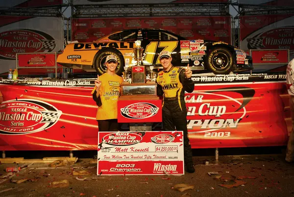 NASCAR Şampiyonu, MATT KENSETH, Homestead Miami Yarış Pisti 'nde NASCAR Şampiyonasını kazandıktan sonra kutlama yapıyor..