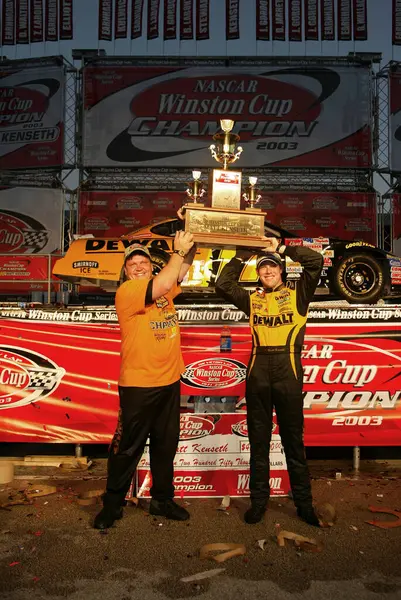 NASCAR Şampiyonu, MATT KENSETH, Homestead Miami Yarış Pisti 'nde NASCAR Şampiyonasını kazandıktan sonra kutlama yapıyor..