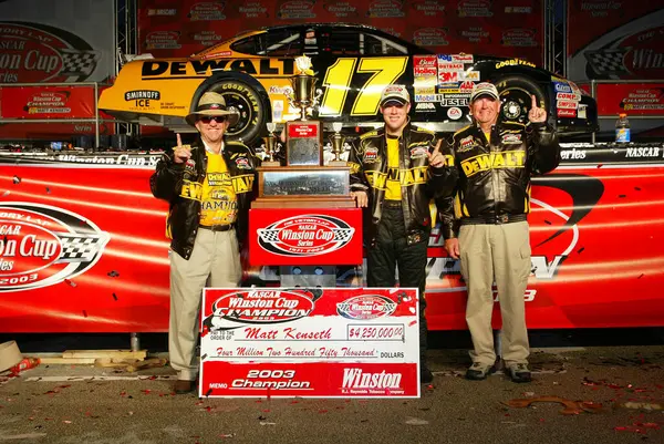 NASCAR Şampiyonu, MATT KENSETH, Homestead Miami Yarış Pisti 'nde NASCAR Şampiyonasını kazandıktan sonra kutlama yapıyor..