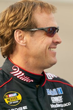 NASCAR sürücüsü Rusty Wallace, Rockingham, NC 'deki Kuzey Carolina Yarış Pisti' ne katılmadan önce gazetecilerle konuştu.