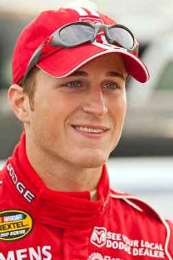 NASCAR sürücüsü Kasey Kahne, Rockingham, NC 'deki Kuzey Carolina Yarış Pistinde ön elemelere katılmadan önce gazetecilerle konuştu.