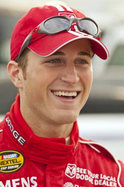 NASCAR sürücüsü Kasey Kahne, Rockingham, NC 'deki Kuzey Carolina Yarış Pistinde ön elemelere katılmadan önce gazetecilerle konuştu.