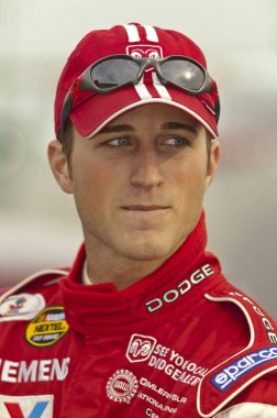 NASCAR sürücüsü Kasey Kahne, Rockingham, NC 'deki Kuzey Carolina Yarış Pistinde ön elemelere katılmadan önce gazetecilerle konuştu.