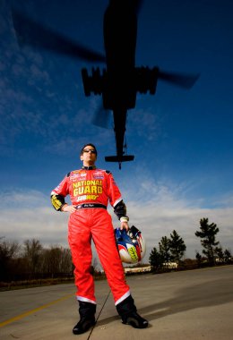 Greg Biffle ve Apaçi helikopteri Concord, NC 'deki Rousch Racing ofislerinde..