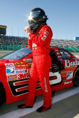 Dale Earnhardt, Jr. Sundat 'ın Kansas Yarış Pisti' ndeki LifeLock 400 'e katıldıktan sonra arabasından iniyor..