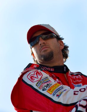 Elliot Sadler, Bristol, TN 'deki Food City 500 NASCAR Nextel Kupası yarışına katılmak için sırasını bekliyor..