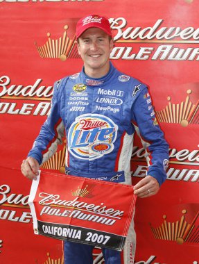 Kurt Busch, Pazar günkü NNCS Sharp Aquos 500 yarışı ile Kaliforniya yarış pistinde 182.399 mph hızıyla kazandı.