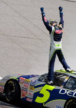 Kyle Busch, Kevin Harvick 'i Daytona Uluslararası Yarış Pisti' nde Pepsico 'nun Daytona Beach, FL' de sunduğu NBS Winn Dixie 250 'yi çalıştırmak için durdurdu..