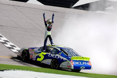 Kyle Busch, Kevin Harvick 'i Daytona Uluslararası Yarış Pisti' nde Pepsico 'nun Daytona Beach, FL' de sunduğu NBS Winn Dixie 250 'yi çalıştırmak için durdurdu..