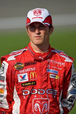 Kasey Kahne Kansas yarış pistinde NBS Yellow Transportation 300 'ün Kansas City' de yarışması için bekliyor..