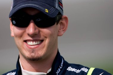 Kyle Busch Kansas Yarış Pisti 'nde NBS Sarı Ulaşım 300' ün Kansas City 'de koşusu için bekliyor..