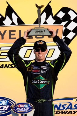 Kyle Busch Kansas Yarış Pisti 'nde Kansas City' de NBS Sarı Taşımacılık 300 yarışını kazandı..