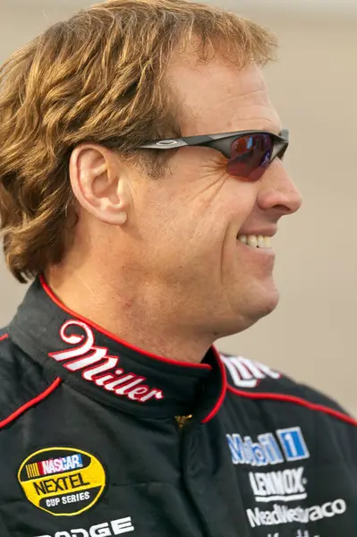 NASCAR sürücüsü Rusty Wallace, Rockingham, NC 'deki Kuzey Carolina Yarış Pisti' ne katılmadan önce gazetecilerle konuştu.