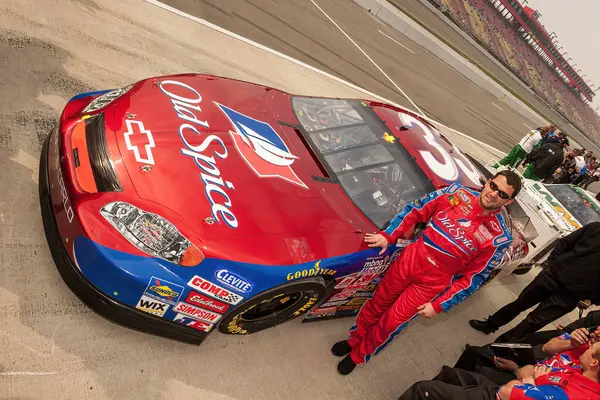 26 Şubat 2005 - Fontana, California, ABD: TONY STEWART (33) Fontana, Kaliforniya 'daki Auto Club Speedway' de Old Spice Chevrolet ile poz verdi.