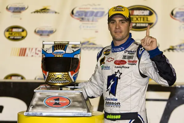 Jimmie Johnson Fontana California 'daki California yarış pistinde NNCS Sharp Aquos' u kazandı.