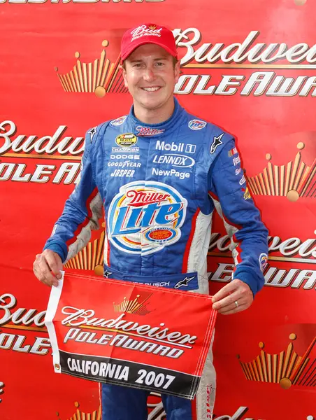 Kurt Busch, Pazar günkü NNCS Sharp Aquos 500 yarışı ile Kaliforniya yarış pistinde 182.399 mph hızıyla kazandı.