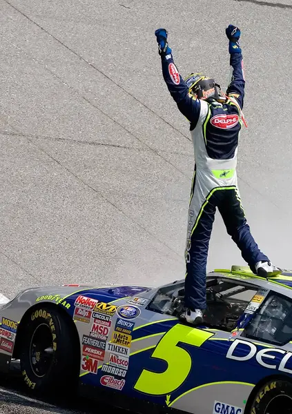 Kyle Busch, Kevin Harvick 'i Daytona Uluslararası Yarış Pisti' nde Pepsico 'nun Daytona Beach, FL' de sunduğu NBS Winn Dixie 250 'yi çalıştırmak için durdurdu..