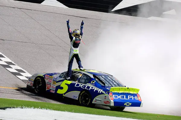 Kyle Busch, Kevin Harvick 'i Daytona Uluslararası Yarış Pisti' nde Pepsico 'nun Daytona Beach, FL' de sunduğu NBS Winn Dixie 250 'yi çalıştırmak için durdurdu..