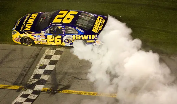 Jamie McMurray, Daytona International Speedway 'de NNCS Pepsi 400' ün Daytona Beach, FL 'de koşması için Kyle Busch' u yendi. McMurray 'in zaferi Kyle Busch' un 0.005 saniye üzerindeydi..