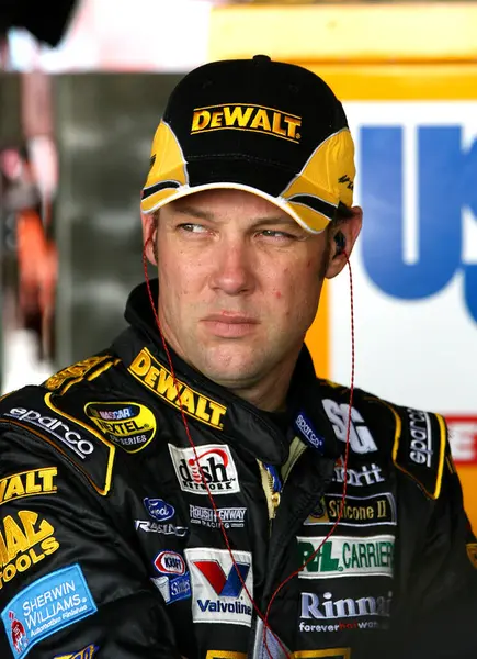 Matt Kenseth garajında antrenman yaparken DeWalt ekibi arabada değişiklik yapıyor..