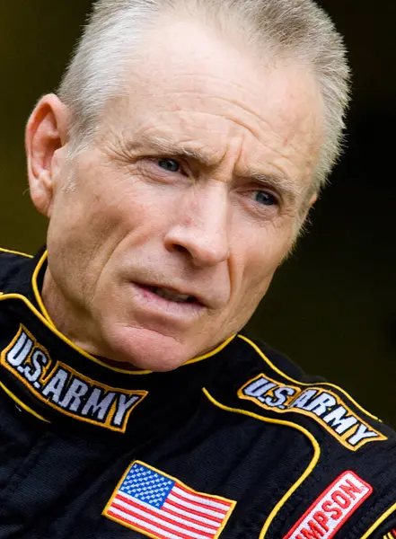 Mark Martin Indianapolis Motor Yarış Pisti 'nde, Indianapolis' teki The Brickyard, IN 'de NNCS Allstate 400' ün çalışması için antrenmandan önce garajda bekliyor..