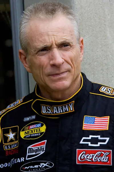 Mark Martin Indianapolis Motor Yarış Pisti 'nde, Indianapolis' teki The Brickyard, IN 'de NNCS Allstate 400' ün çalışması için antrenmandan önce garajda bekliyor..