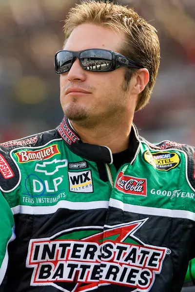 JJ Yeley Indianapolis Motor Yarış Pisti 'nde NNCS Allstate 400' ün Indianapolis 'teki The Brickyard, IN' de yarışmasını bekliyor..