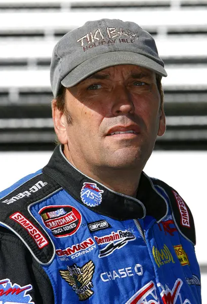 Ted Musgrave, Martinsville Yarış Pisti 'nde Kroger 200 elemeleri sırasında Nextel Vision ekranını izliyor..