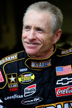 Indianapolis, IN - 28 Temmuz 2007: Indianapolis, IN 'deki Indianapolis Motor Yarış Pisti' ndeki Allstate 400 antrenmanı sırasında Mark Martin garaj alanında.