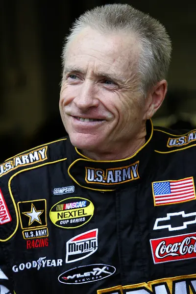 Indianapolis, IN - 28 Temmuz 2007: Indianapolis, IN 'deki Indianapolis Motor Yarış Pisti' ndeki Allstate 400 antrenmanı sırasında Mark Martin garaj alanında.