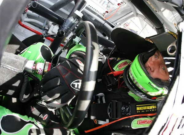 Kansas City, KS - 29 Eylül 2007: Jeremy Mayfield, Kansas Speedway 'deki Lifelock 400 için mutlu saat antrenmanına başlıyor..