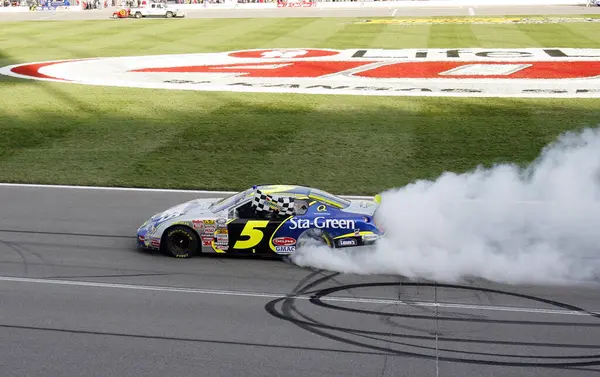 Kansas City, Kansas - 29 Eylül 2007: Kyle Busch Kansas Speedway 'de Sarı Taşımacılık 300' ü kazanmasını kutluyor.