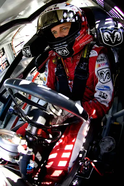 Kansas City, KS USA - 30 Aralık 2000: Kasey Kahne Kansas City 'de NNCS Lifelock 400 koşusu için Kansas Speedway' de antrenmana başlamak için bekliyor..