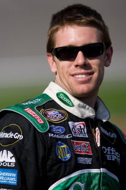 Kansas City, KS ABD - 29 Eylül 2007: Carl Edwards Kansas City, KS 'de NBS Yellow Transportation 300' ün yarışması için Kansas Speedway 'de elemeleri geçmeyi bekliyor.