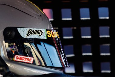 Loudon, NH USA - 14 Eylül 2007: Kevin Harvick NNCS Sylvania 300 'ün Loudon, NH' de koşusu için New Hampshire International Speedway 'de antrenmana başlamak için bekliyor.