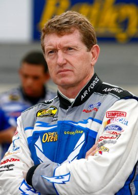 Martinsville, VA - 19 Ekim 2007: Martinsville Speedway 'deki Subway 500 elemeleri sırasında Bill Elliott.