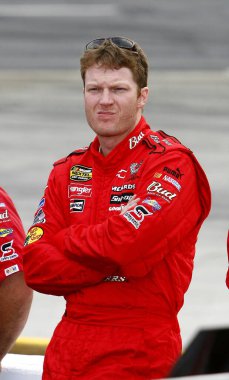 Martinsville, VA - 19 Ekim 2007: Dale Earnhardt Jr., Martinsville Yarış Pistindeki Subway 500 elemeleri sırasında.