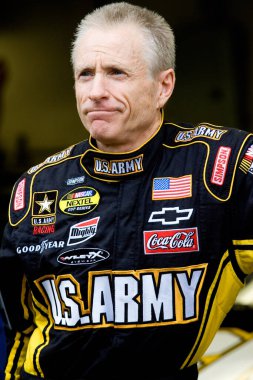 Indianapolis, ABD - 28 Temmuz 2007: Mark Martin Indianapolis Motor Speedway 'de antremandan önce Indianapolis' teki The Brickyard, IN 'de NNCS Allstate 400' ün çalıştırılmasını bekliyor.