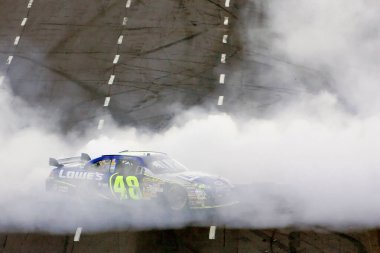 Martinsville, VA USA - 21 Ekim 2007: Jimmie Johnson Martinsville 'deki NASCAR Nextel Cup Subway' i işlettiği için Martinsville Speedway 'de dama oynadıktan sonra kutlama yaptı.