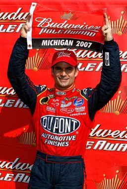Brooklyn, MI - 17 Ağustos 2007: Jeff Gordon eleme sıralamasında en son çıktı ama Michigan Uluslararası Yarış Pisti 3M Performansı 400 için direkle uzaklaştı.