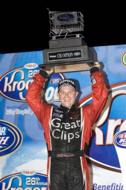 Clairmont, ABD - 28 Temmuz 2007: Jason Leffler 140 NASCAR Busch serisindeki ikinci zaferi olan Kroger 200 'ü kazandı..  