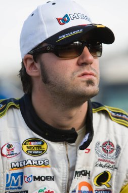 Avondale, AZ - 09 Kasım 2007: Paul Menard Avondale, Arizona 'daki Phoenix Uluslararası Yarış Pisti' nde NNCS Checker Auto Parts 500 elemeleri sırasında