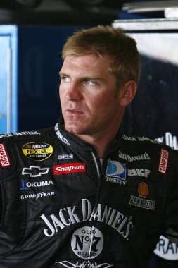 Avondale, AZ - 9 Kasım 2007: Clint Bowyer antrenmana ara verdi ve # 07 Jack Daniels Chevrolet 'nin ekibi arabayı ayarladı.