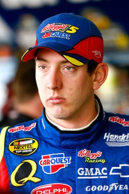 Avondale, AZ - 09 Kasım 2007: Kyle Busch, Checker Auto Parts 500 antrenmanı sırasında Kellog 'un Chevy' si üzerinde çalışan ekibi izliyor..