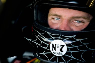 Phoenix, AZ USA - 11 Şubat 2001: Clint Bowyer, Phoenix, AZ 'de yapılacak olan NASCAR Nextel Cup Auto Parts 500 yarışı için Phoenix Uluslararası Yarış Pisti' nde antrenmana başlamak için bekliyor..