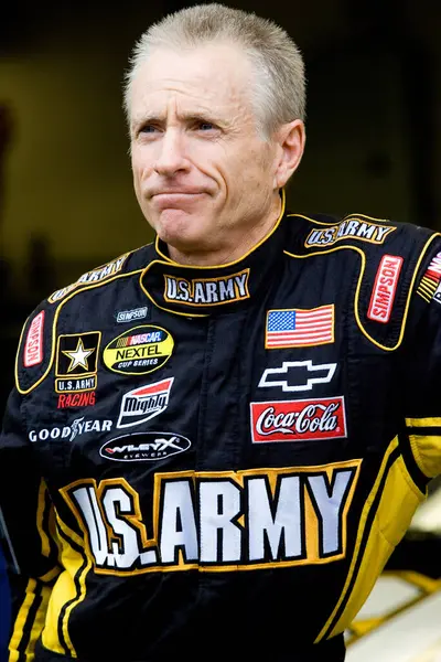 Indianapolis, ABD - 28 Temmuz 2007: Mark Martin Indianapolis Motor Speedway 'de antremandan önce Indianapolis' teki The Brickyard, IN 'de NNCS Allstate 400' ün çalıştırılmasını bekliyor.