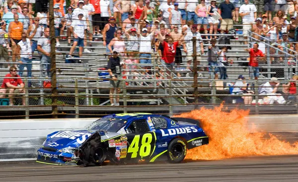 Indianapolis, ABD - 29 Temmuz 2007: Jimmie Johnson Indianapolis 'teki The Brickyard, IN' de NNCS Allstate 400 'ün koşusu sırasında Indianapolis Motor Yarış Pistinde duvara çarptı ve alevler içinde kaldı..