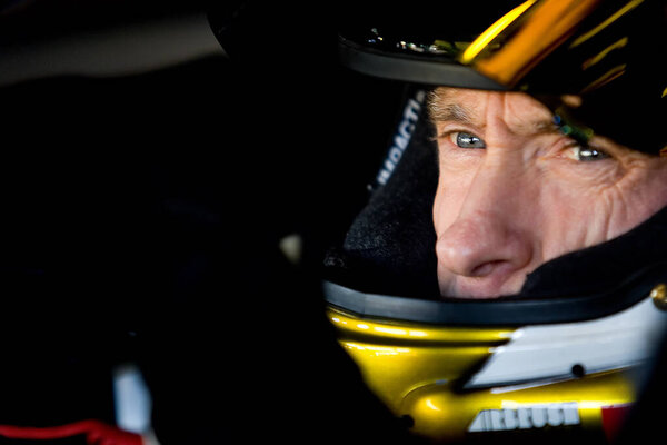 Канзас-Сити, штат Квинсленд, США - 29 сентября 2007 года: Марк Мартин ждет начала практики в Канзасе Спидвей для запуска NNCS Lifelock 400 в Канзас-Сити, штат Квинсленд.