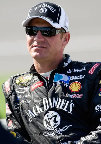 Brooklyn, MI USA - 17 Ağustos 2007: Clint Bowyer, Brooklyn, MI 'de düzenlenen NNCS 3M Performansı 400 koşusu için Michigan Uluslararası Yarış Pisti' ne katılmayı bekliyor..